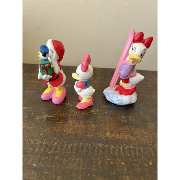 Disney Daisy Duck Figurines Glass Enesco Mickey & Co Holiday Ski Pink Bow Donald - Picture 2 of 12